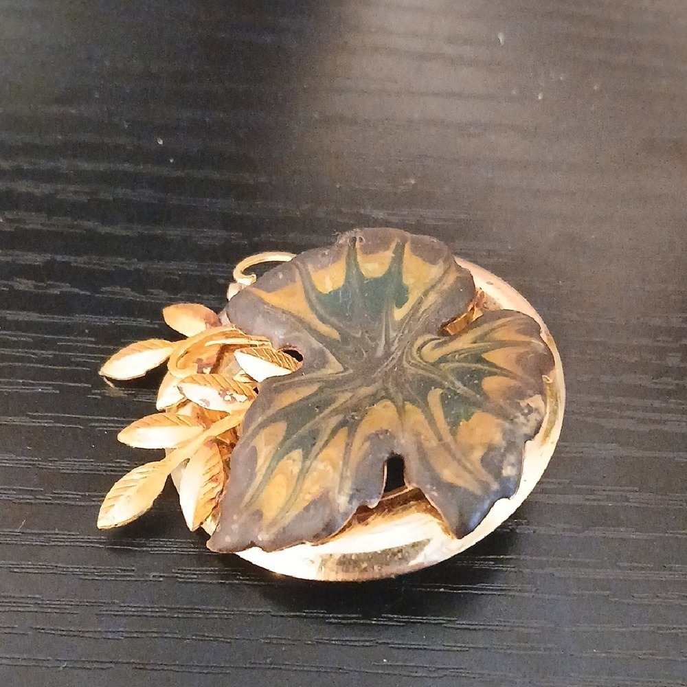 Vintage Gold and Green Leaf Brooch - Picture 3 of 3